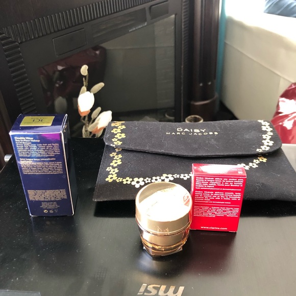 Makeup; eye balm; eye shadow; stay in place makeup and make up bag - Picture 2 of 2